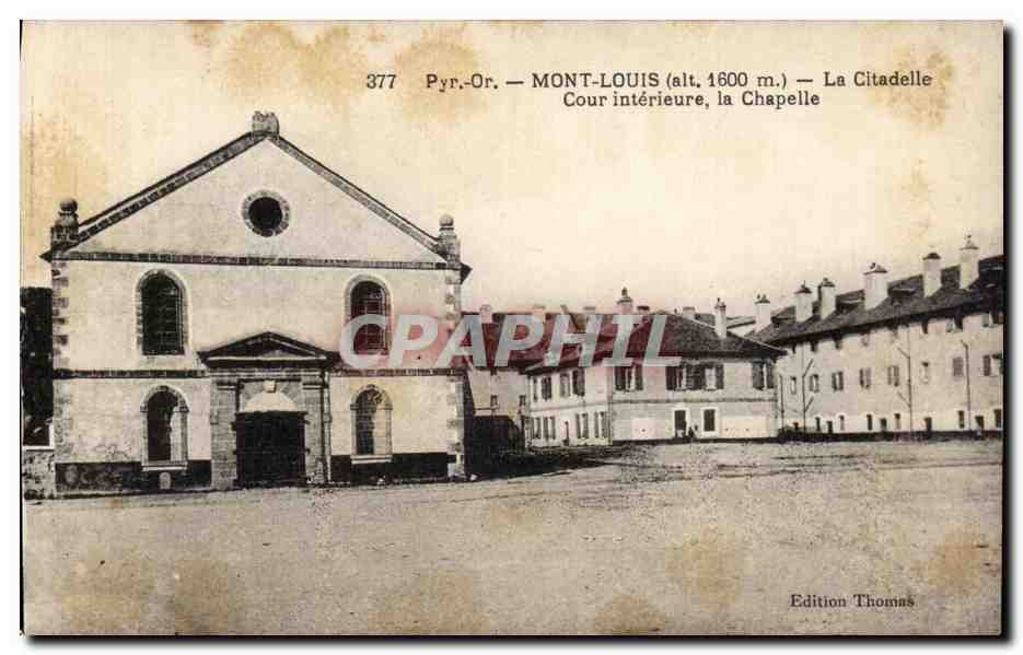 CPA Mont Louis La citadelle Cour interieure La chapelle