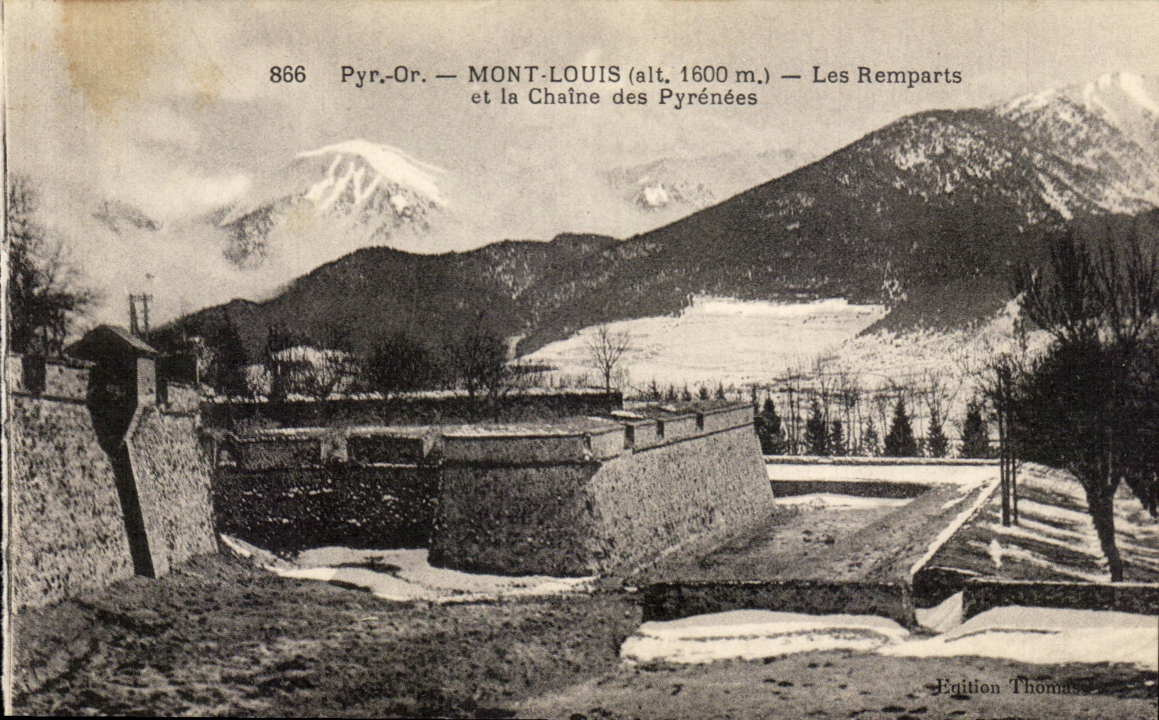 CPA Mont Louis Les remparts et la chaine des Pyrenees