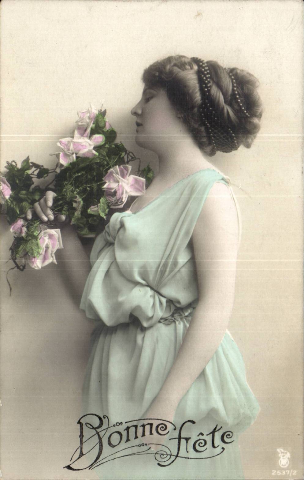 Donna in abito blu pallido con un bouquet — Buon compleanno — serie 2537/2
