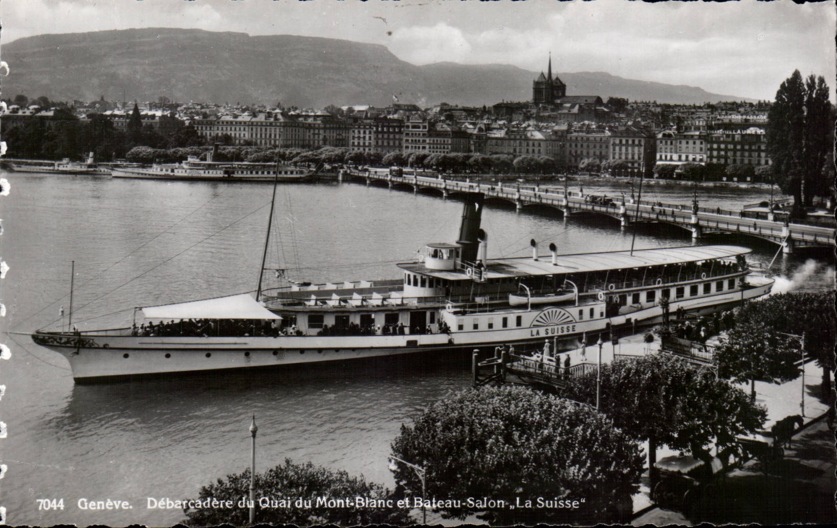 CPSM Geneve Debarcadere du quai du Mont Blanc et bateau Salon La suisse