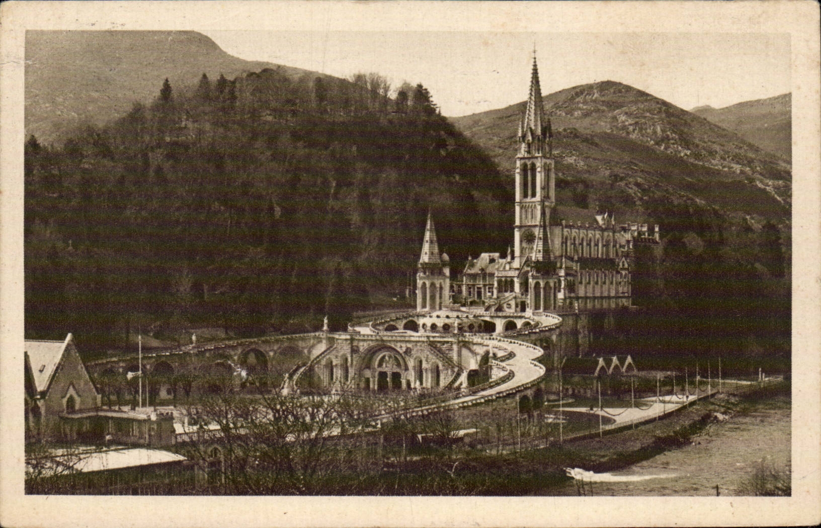 CPA Lourdes Vue d'ensemble de la basilique