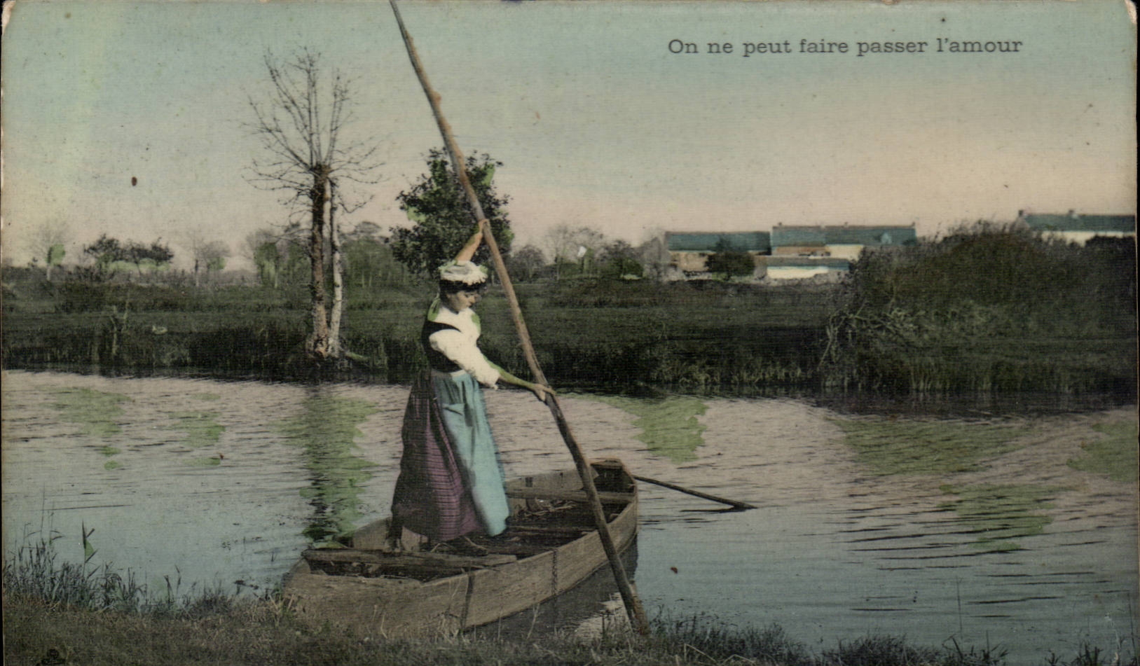 CPA On ne peut faire passer l'amour Fantaisie Femme Folklore costume