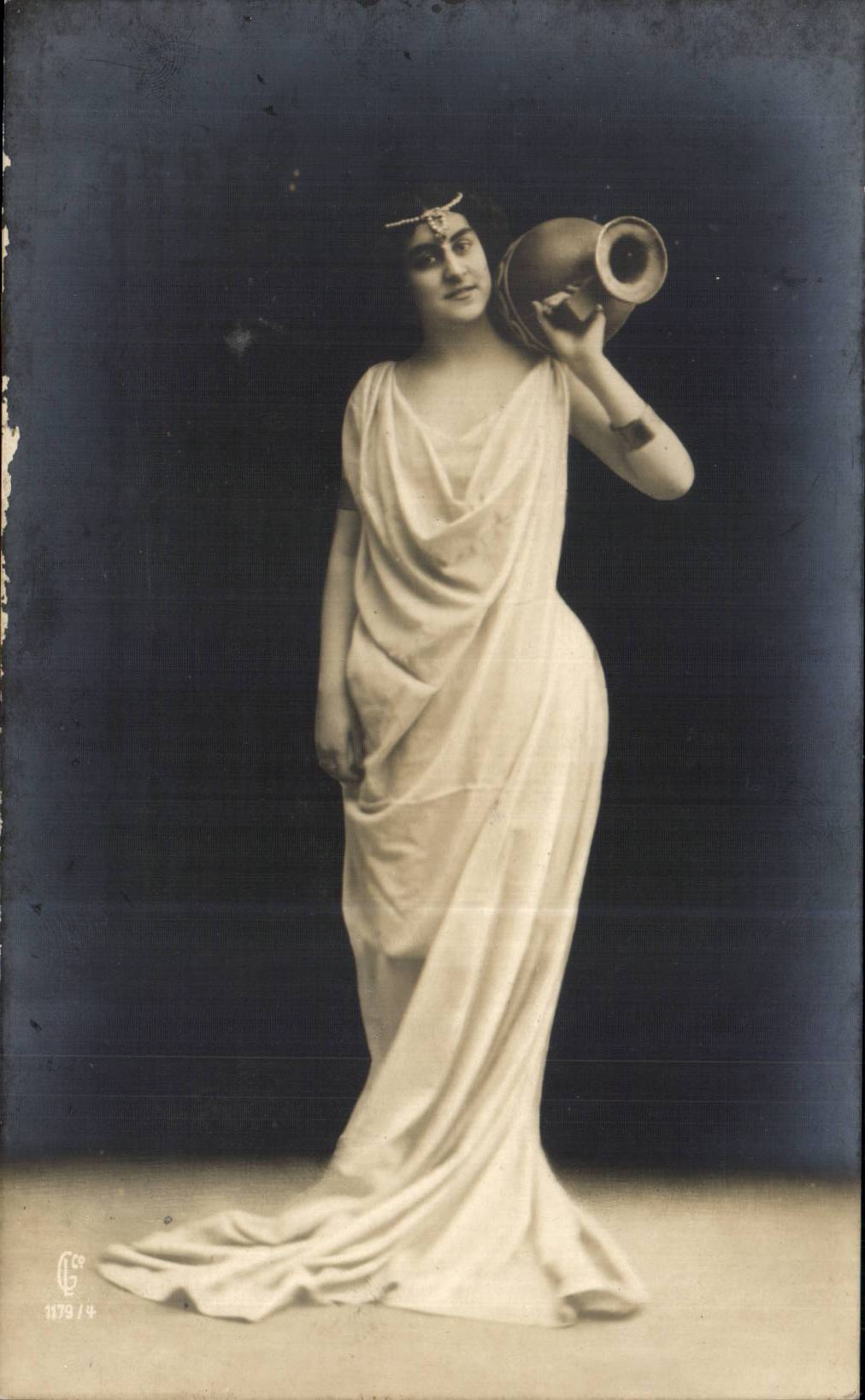 Femme en robe antique tenant un vase — G. Co. n° 1179/4