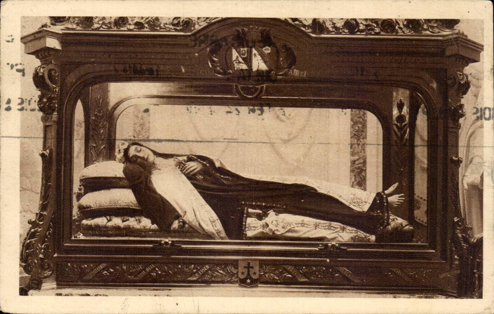CPA Sainte therese de l'enfant Jesus dans sa chasse Lisieux