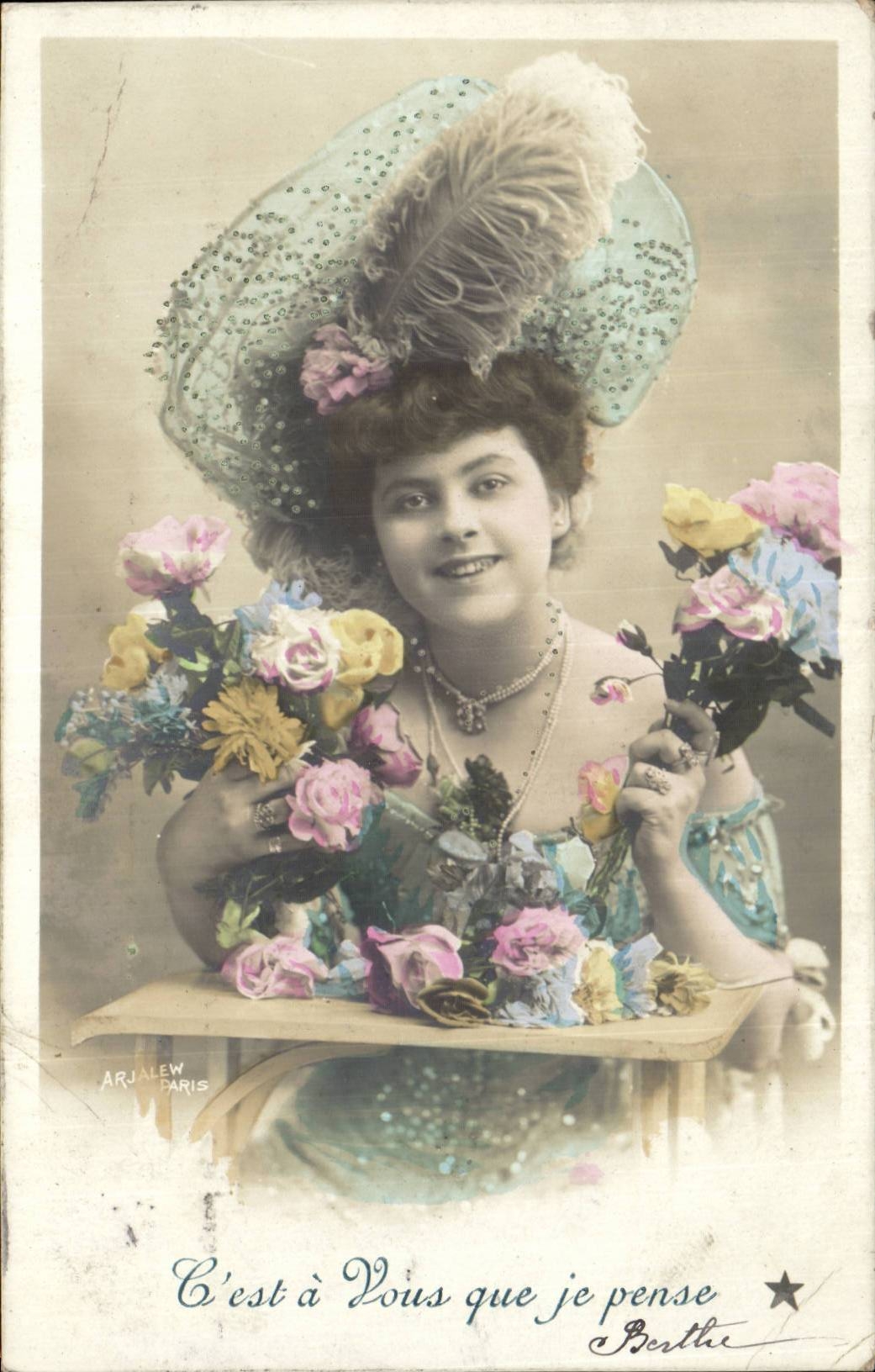 Femme en chapeau à plumes — avec bouquet de fleurs — ARJALEW PARIS