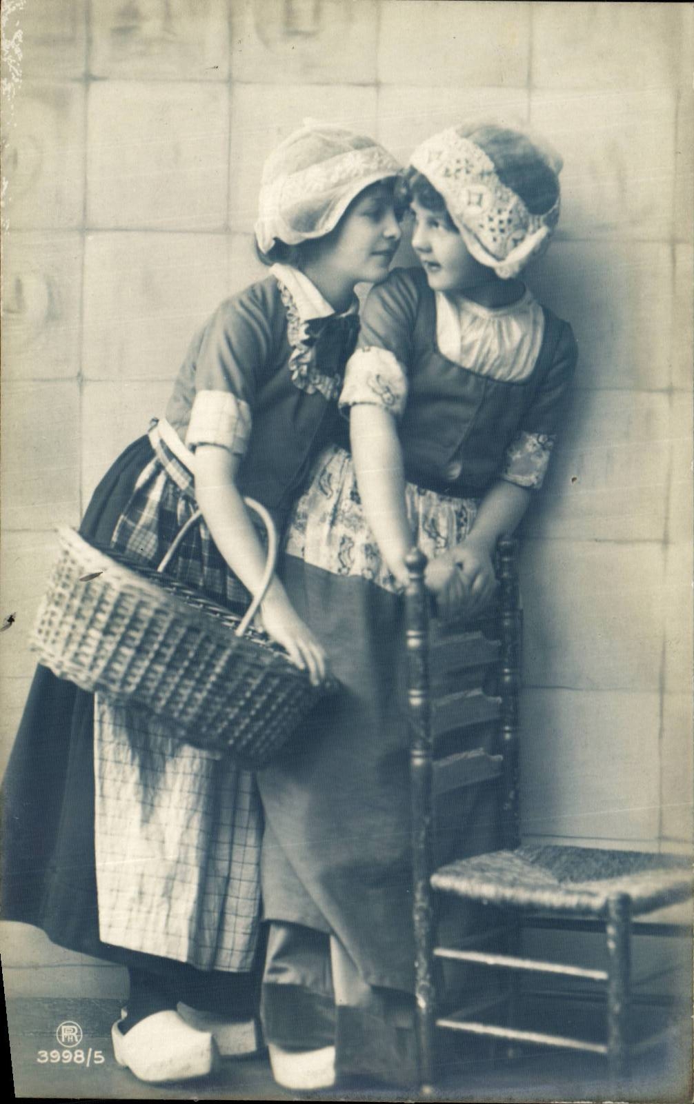 Fantaisie - Enfants - Girls with cute lace caps - CPA 