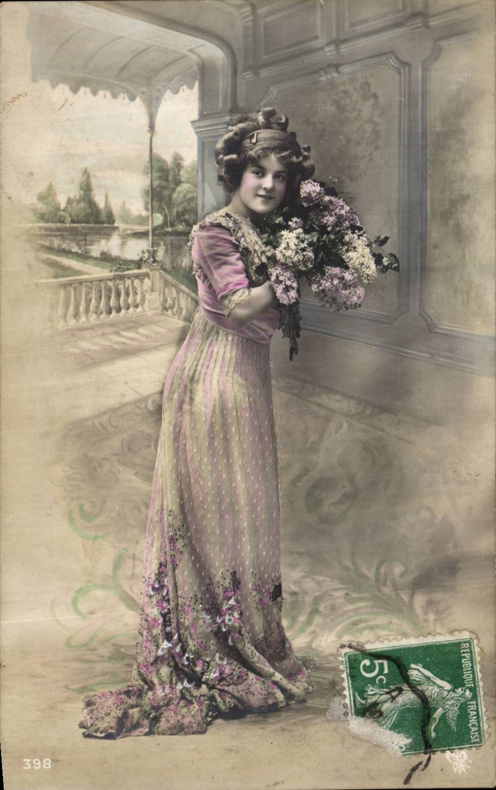 Jeune femme en robe rose tenant un bouquet — scène de balcon — éditeur anonyme, n° 398