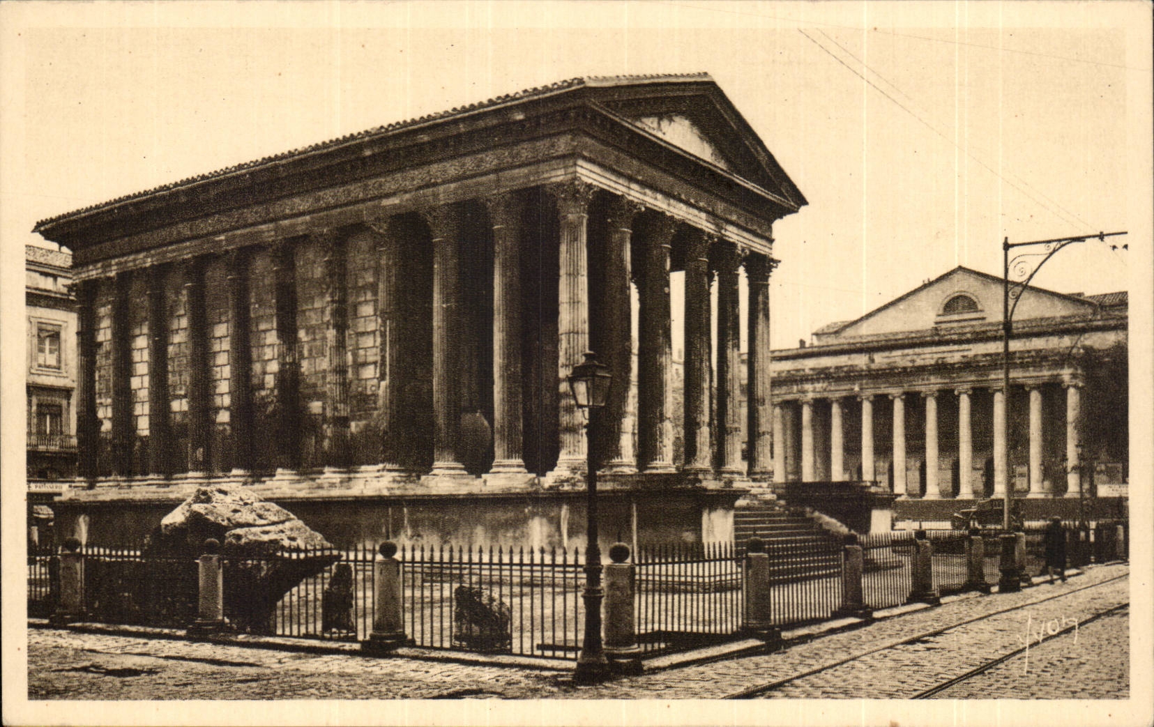 Nîmes (Gard) — La Maison Carrée et le Théâtre — Éditions La Douce France