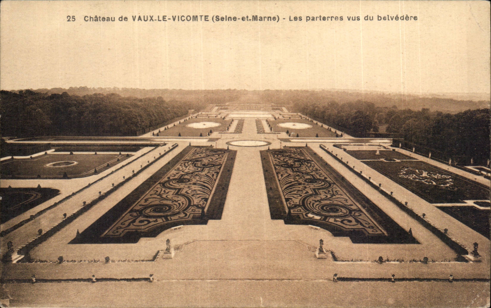 Château de Vaux-le-Vicomte (Seine-et-Marne) — Les parterres vus du belvédère — Éditeur Moreau, Paris