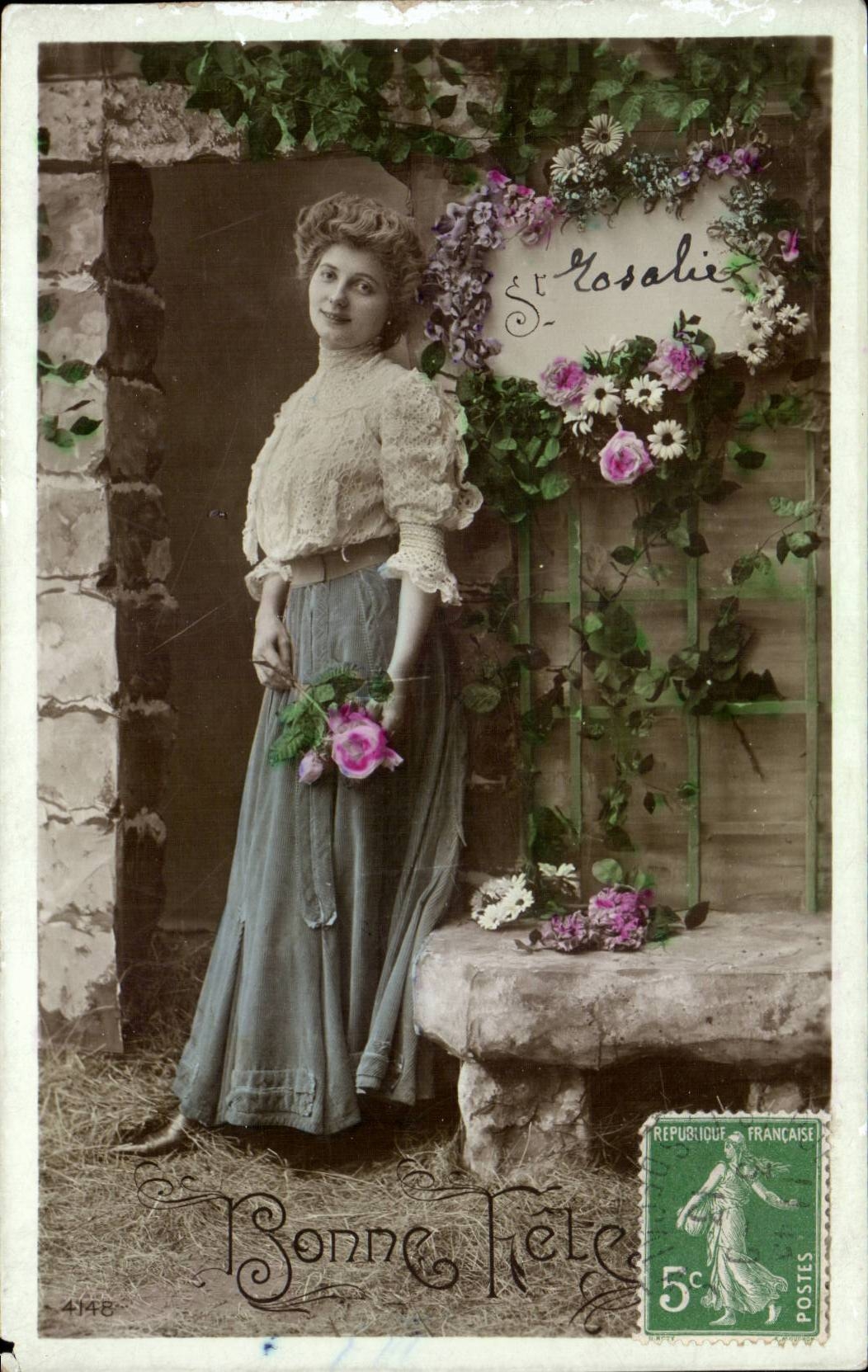 Frau in langer Robe — Blumendekor und Schild 'St Rosalie' — anonymer Verlag, n° 4148