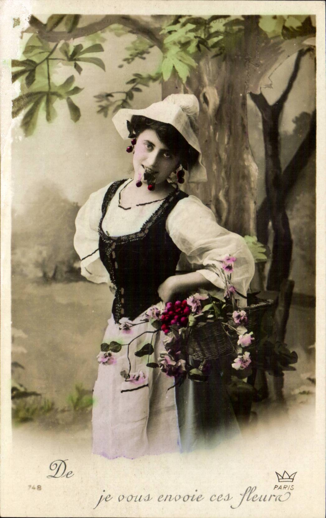 Fantaisie - Femme - Woman eating cherries - cerise - CPA 