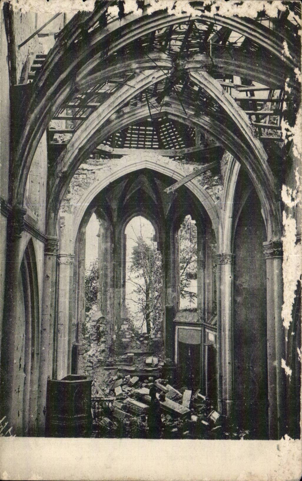Intérieur dévasté d'une église gothique — ruines après guerre — IMP. PHOT. NEURGEBIN ET CIE. PARIS