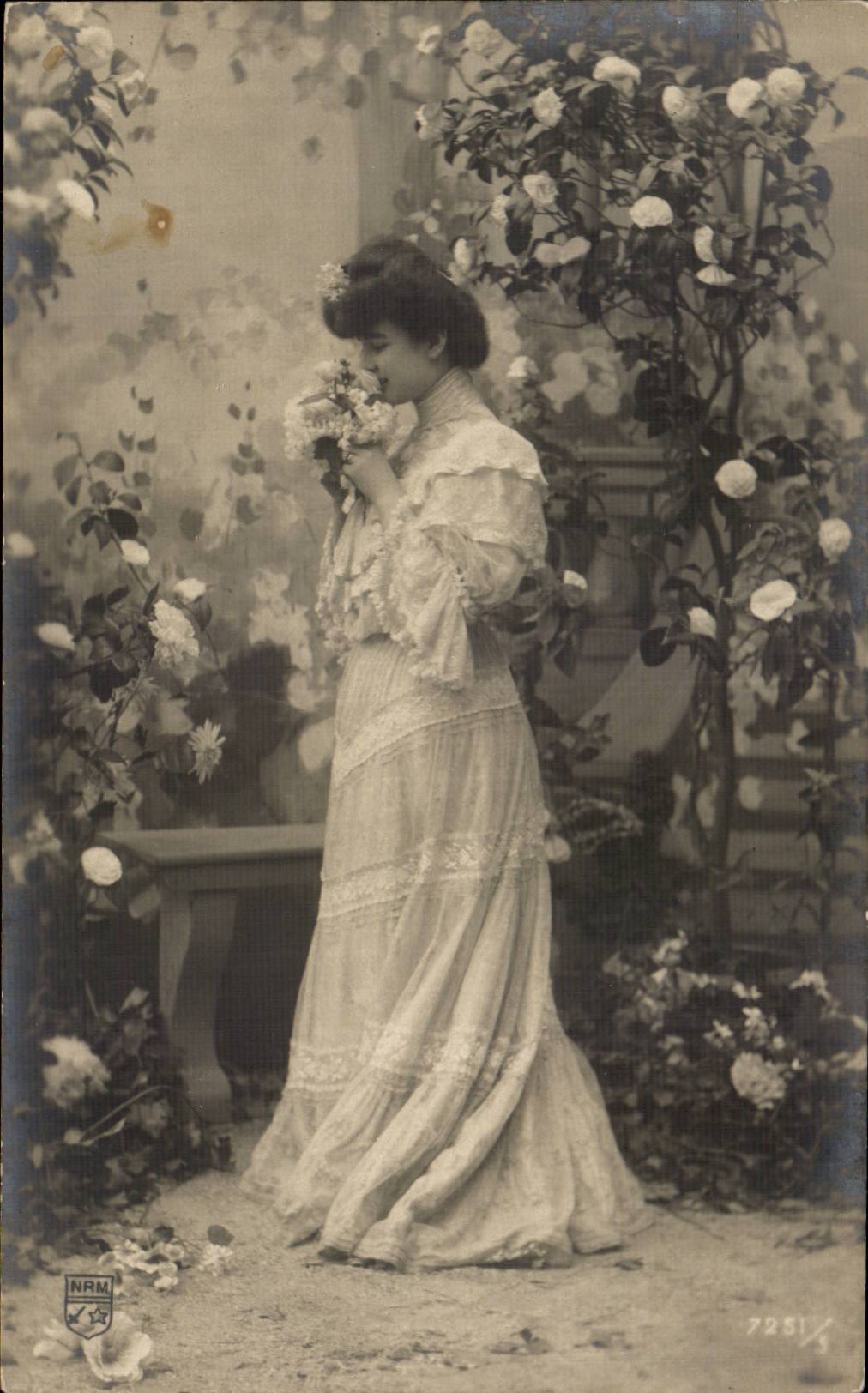 Junge Frau in einem Kleid im Viktorianischen Stil — unter Rosen — NRM, n° 7251/4