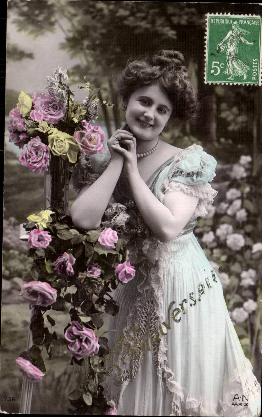 Jeune femme en robe de style Art Nouveau — roses — A.N. Paris, n°738