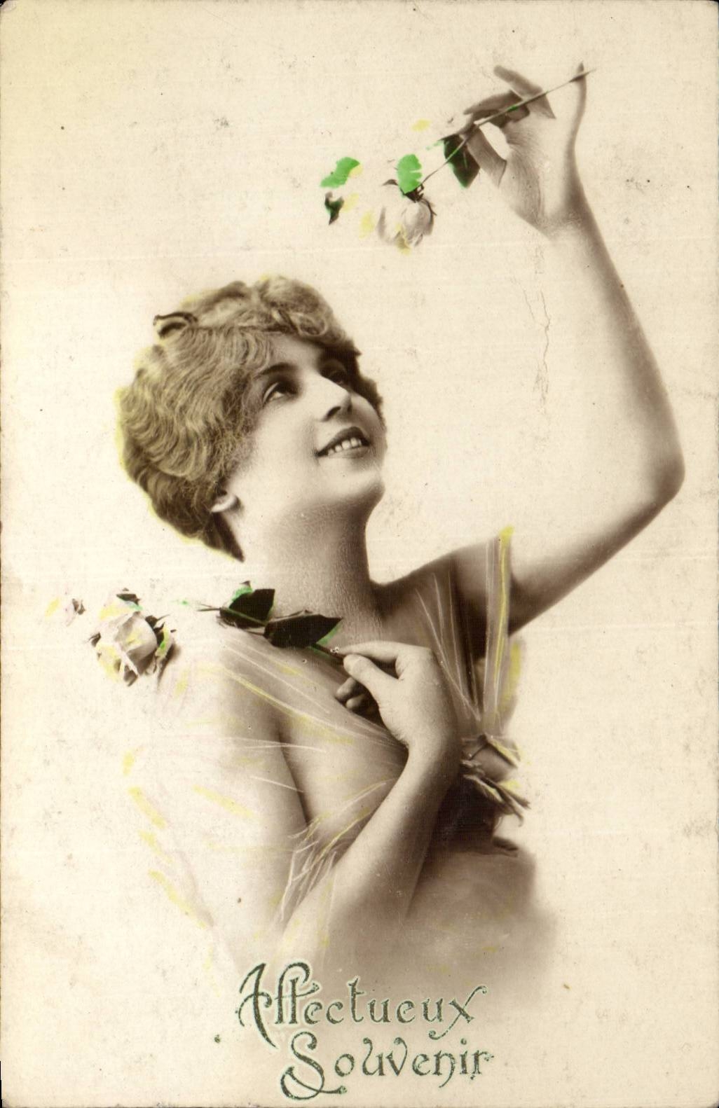 Femme tenant une rose — Affectueux Souvenir — éditeur non visible