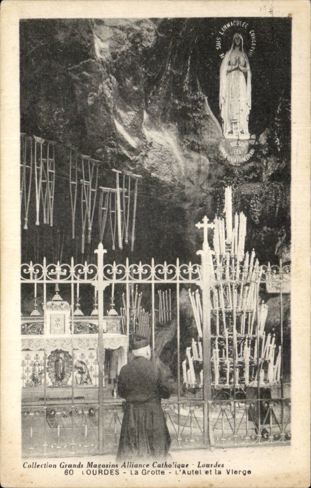 CPA Lourdes la grotte L'autel de la vierge