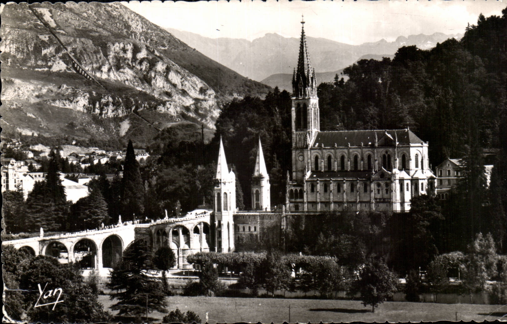 CPA Lourdes Basilique et les montagnes