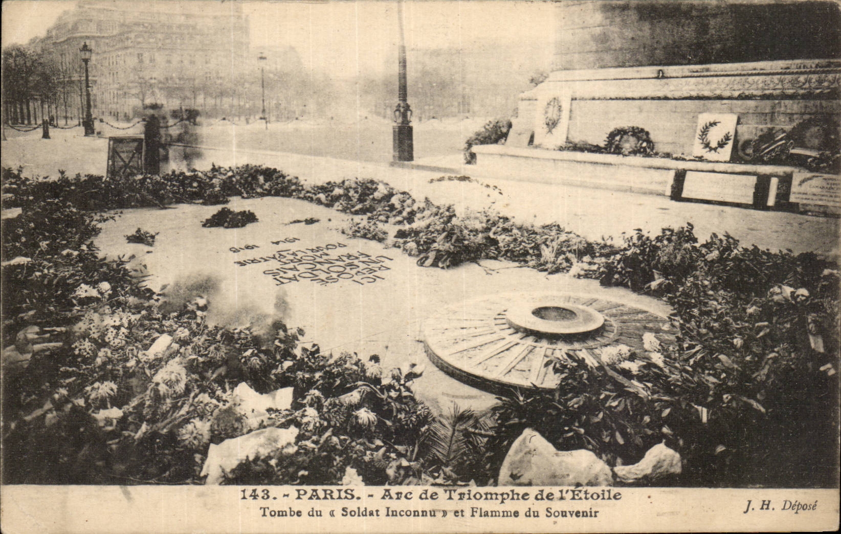 CPA Paris Tombe du soldat inconnu sous l'arc de triomphe 