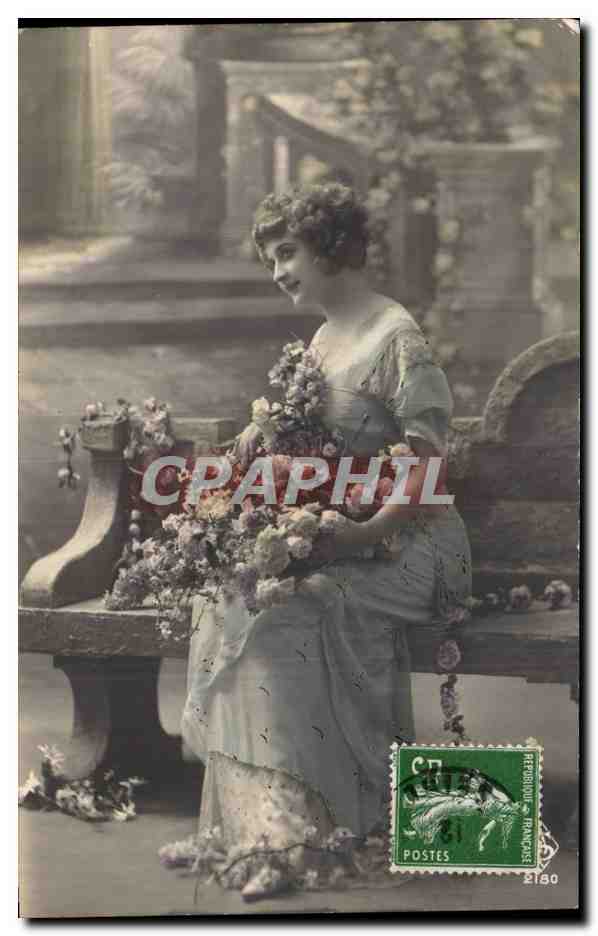 Jeune femme assise sur un banc — avec bouquet — éditeur inconnu, n° de série non visible