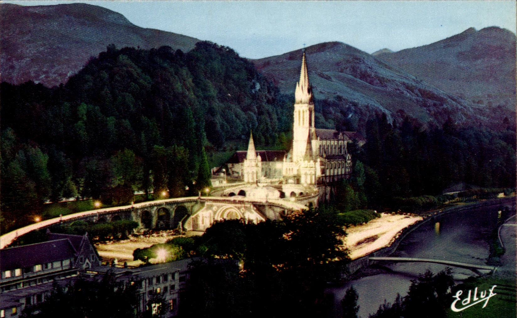 Lourdes — La Basilique illuminée et la Procession aux flambeaux — Édition A. Doucet, n°73