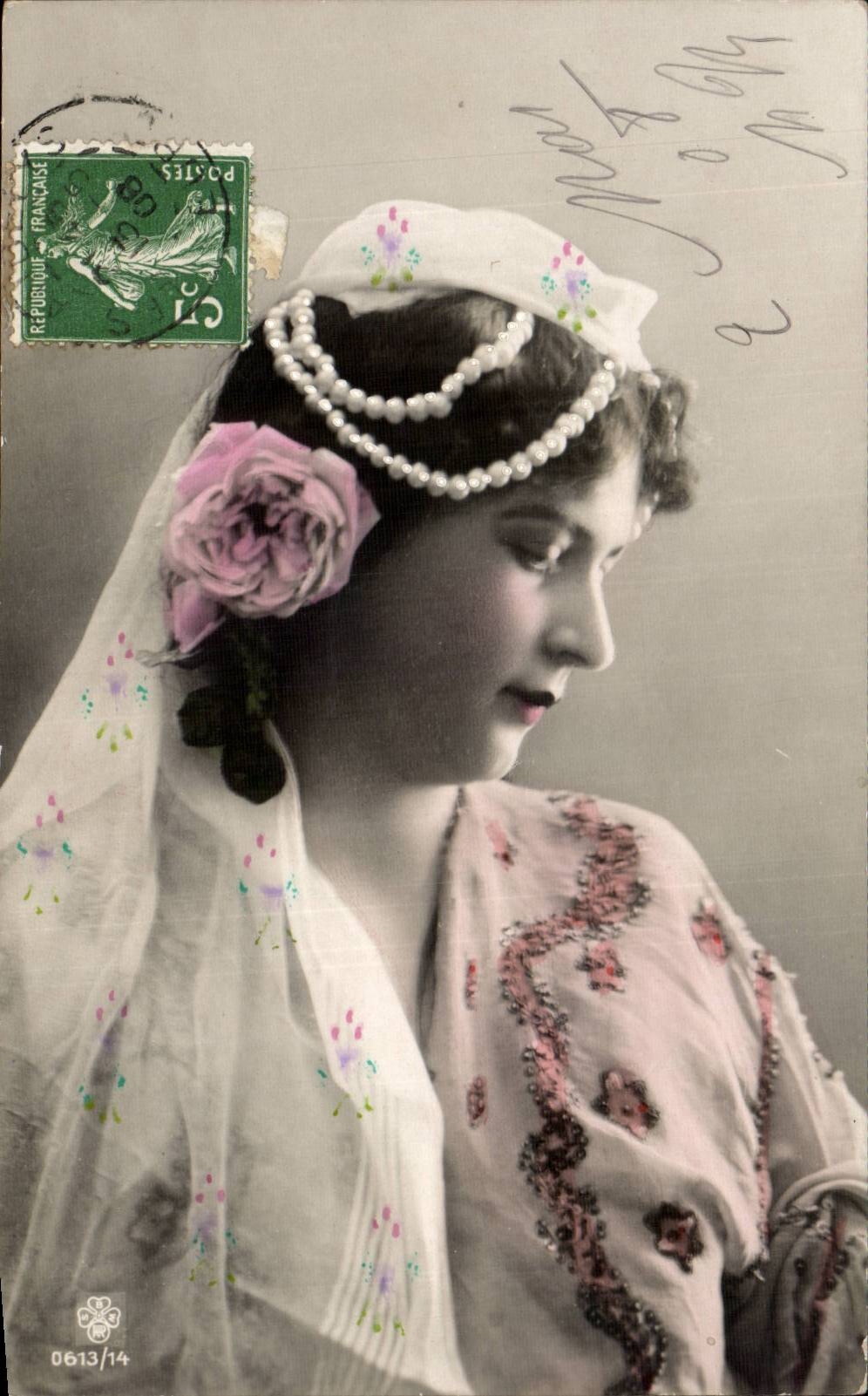 Jeune femme en tenue de mariée — carte postale colorisée — série 0613/14, éditée par la République Française
