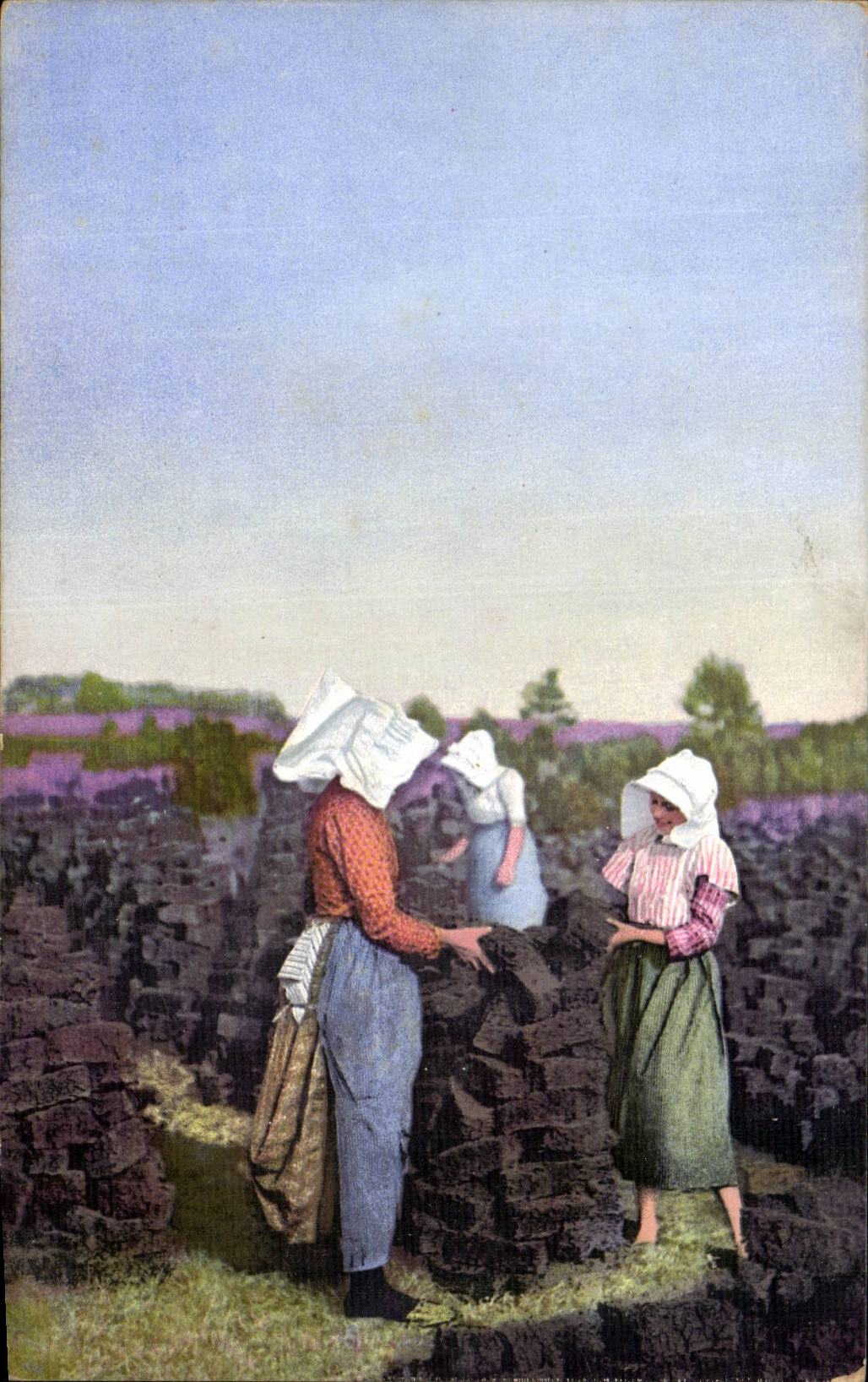 CPA Fantaisie Femme retournant la tourbe Folklore
