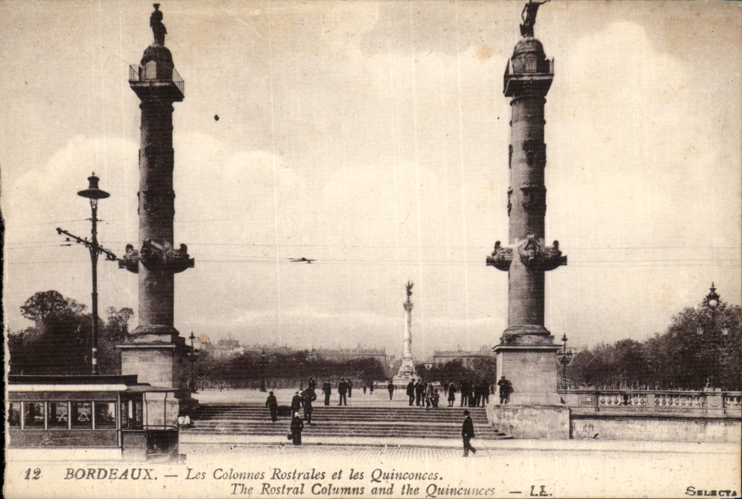 Bordeaux CPA Les colonnes rostrales et les Quinconces
