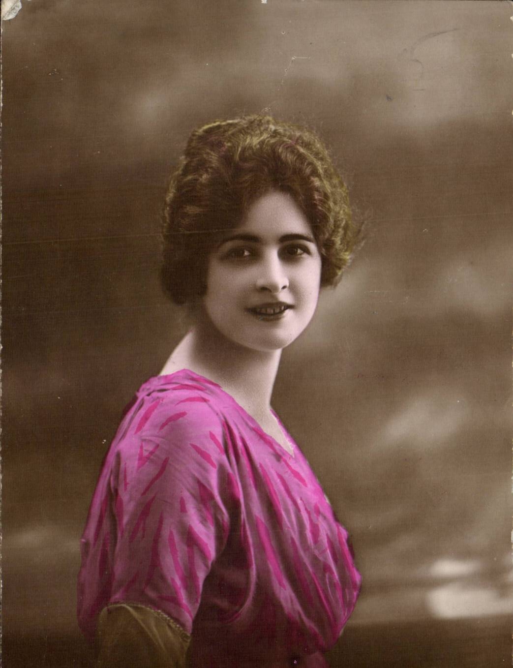 CPA FAntaise Femme 