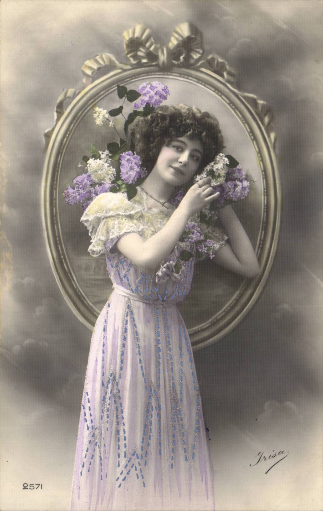 Jeune femme en robe lilas avec lilas — Irisea, n° 2571
