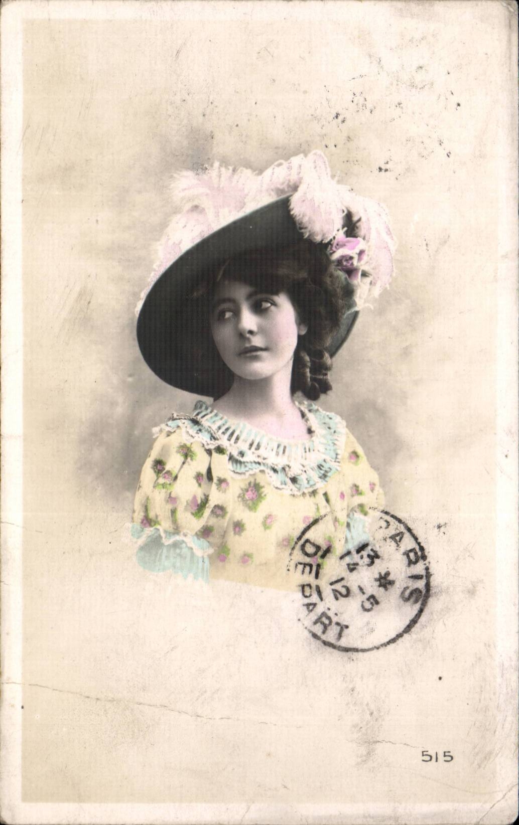 Jeune femme en chapeau à plumes — Paris — éditeur inconnu, n° 515
