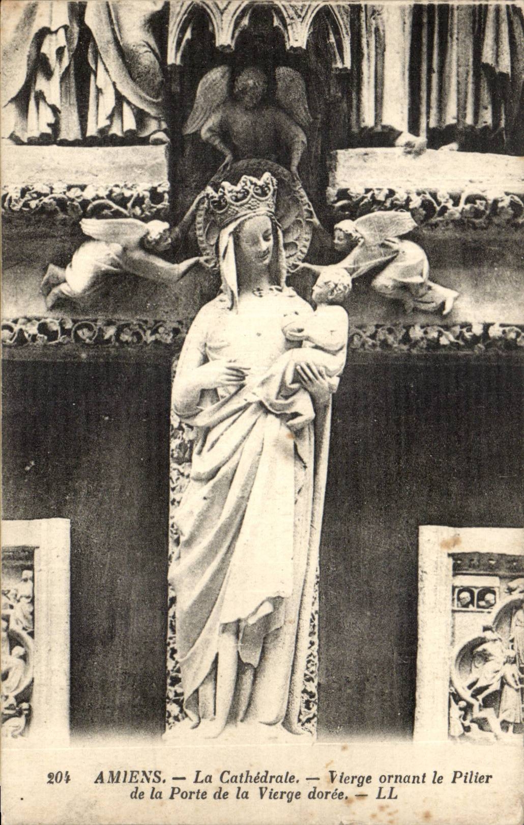 CPA Amiens La cathedrale Vierge ornant le pilier de la porte de la vierge doree