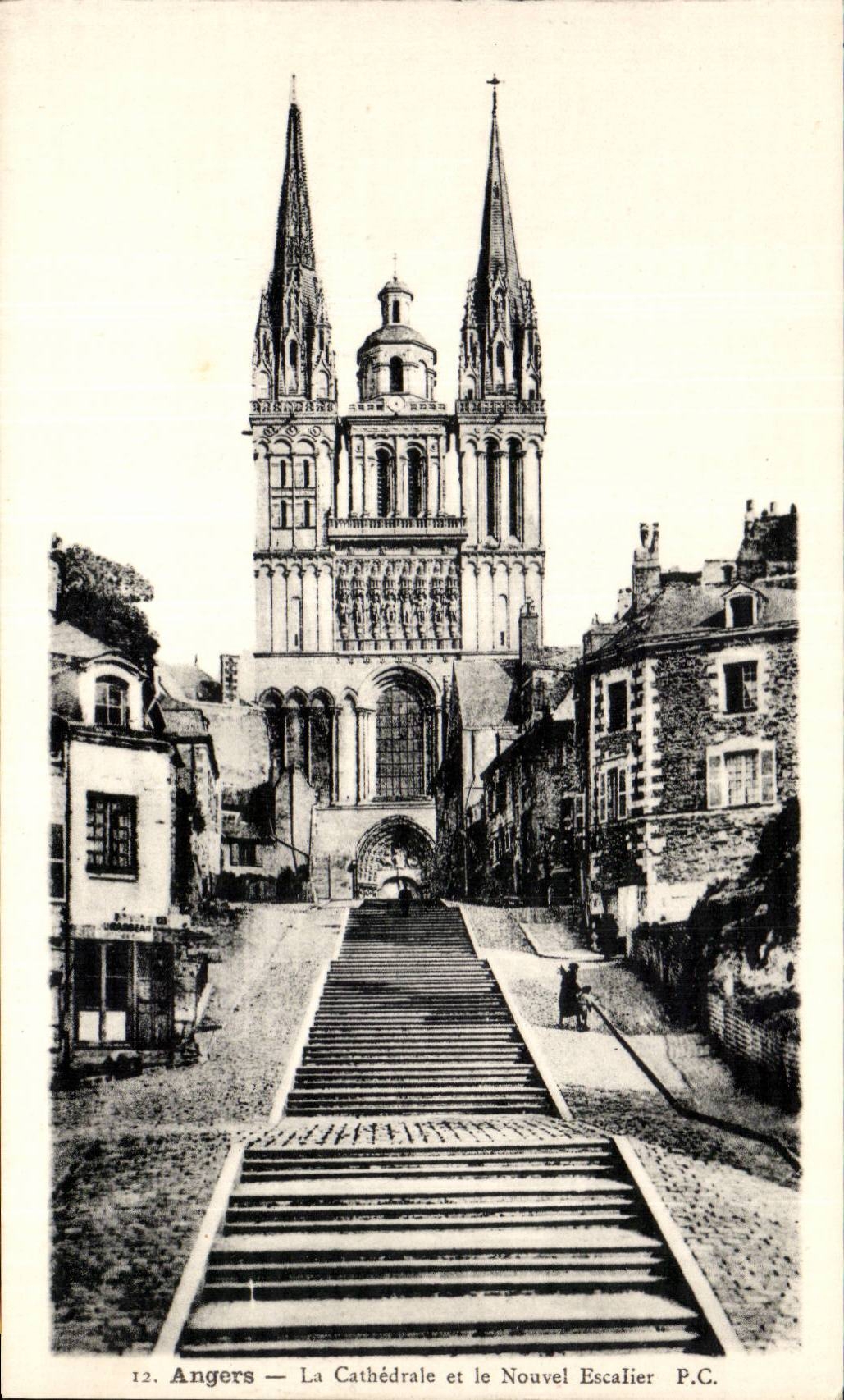 CPA Angers La cathedrale et le nouvel escalier
