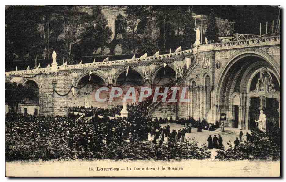 CPA Lourdes la foule devant le rosaire
