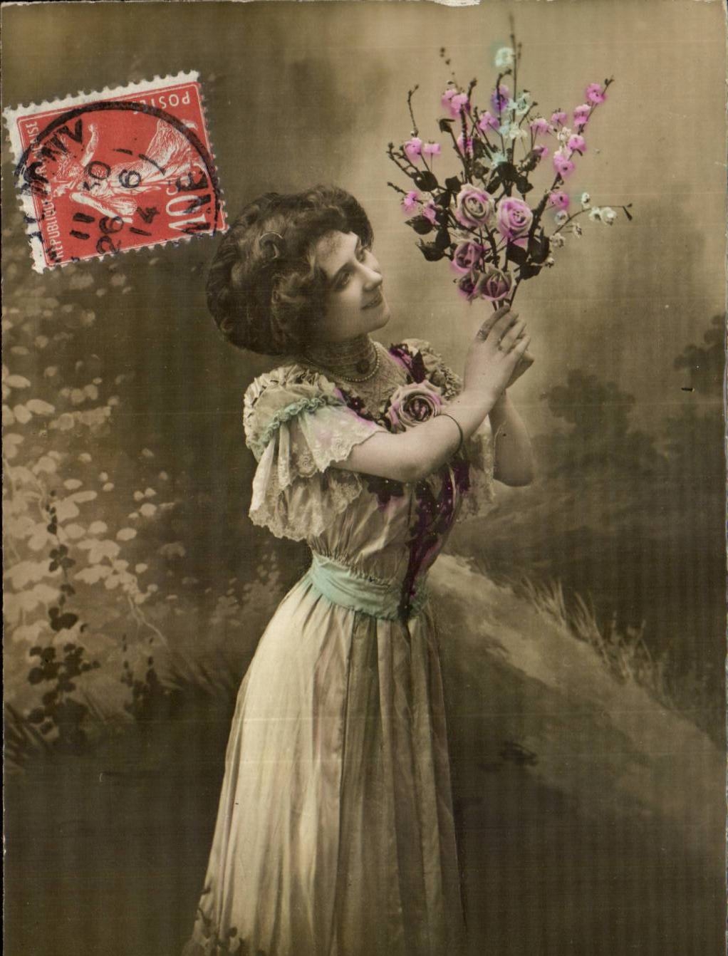 Junge Frau in einem Rüschenkleid — mit einem Rosenstrauß in der Hand — Verlag nicht sichtbar
