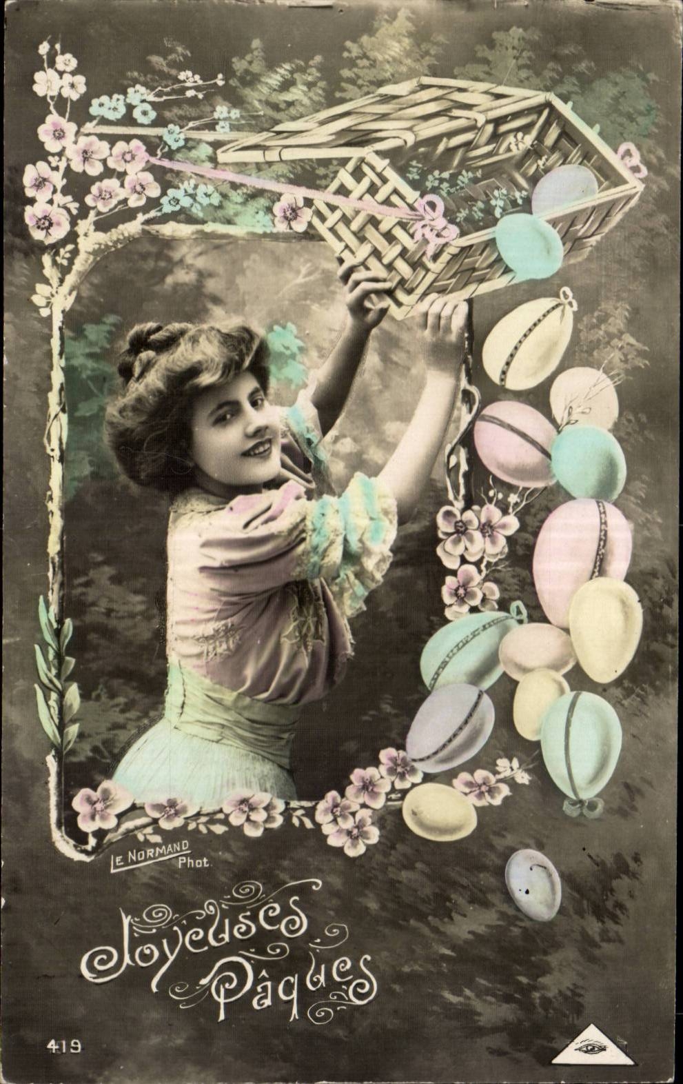 Femme tenant un panier de Pâques — décor floral — Le Normand Phot. n° 419