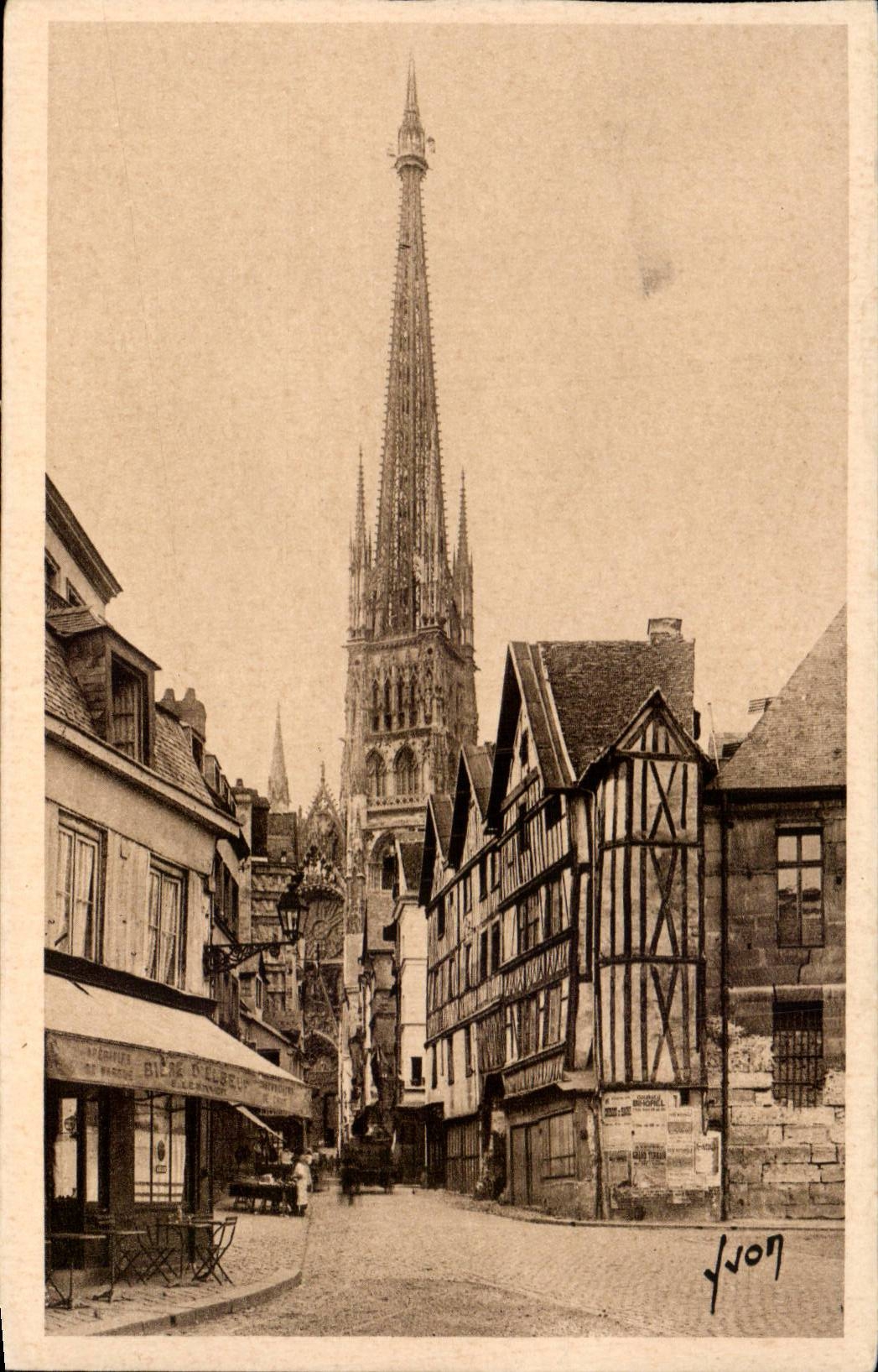 CPA Rouen Vieilles maisons et la fleche de la cathedrale