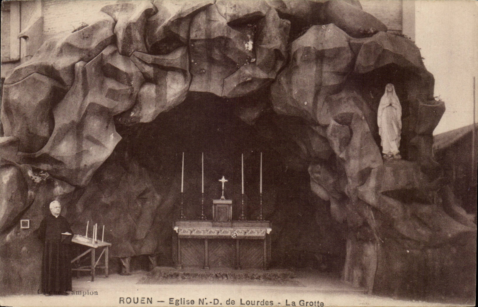 CPA Rouen Eglise ND de Lourdes la grotte