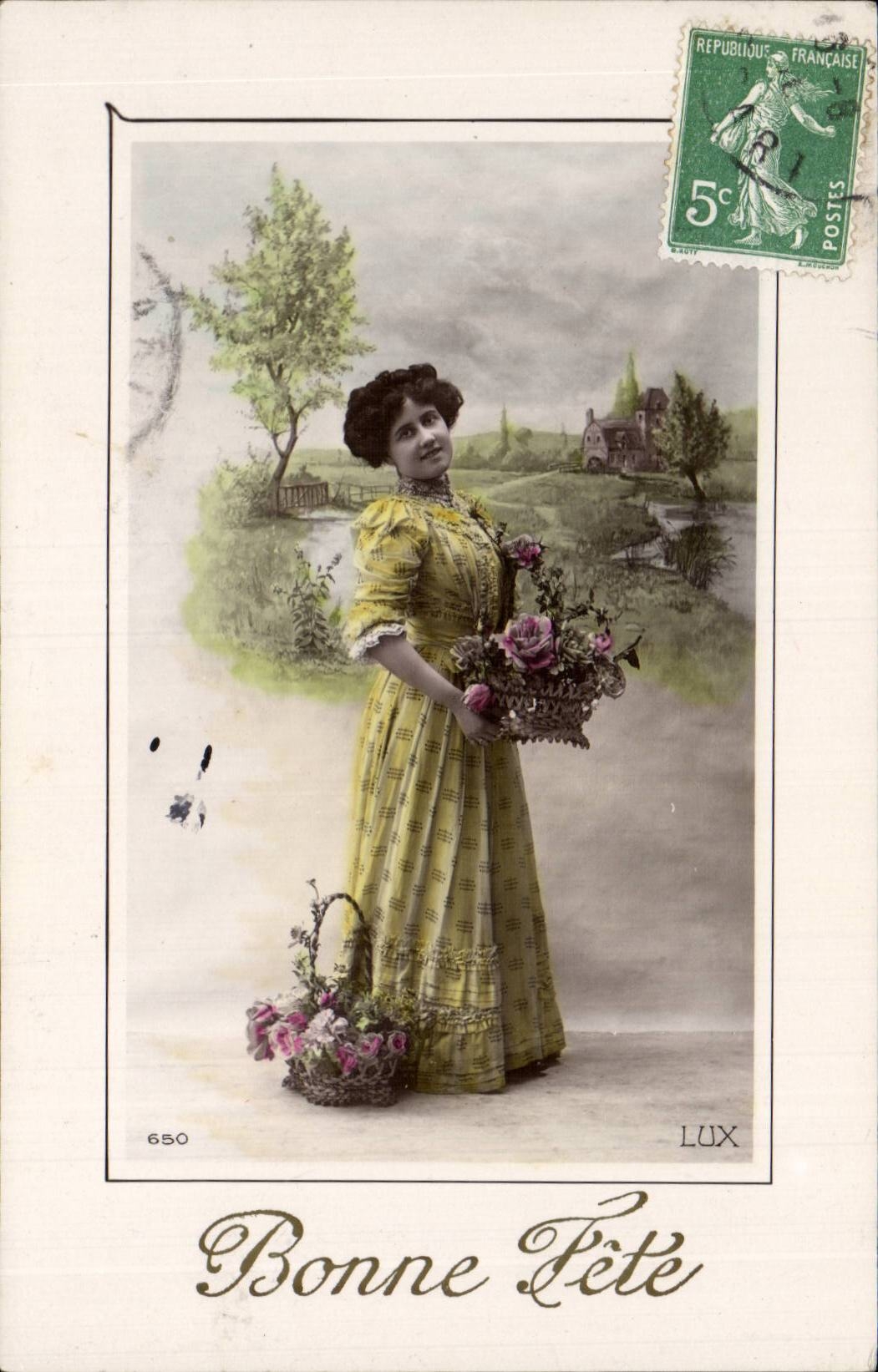 Femme en robe jaune tenant un panier de fleurs — Bonne Fête — LUX n°650