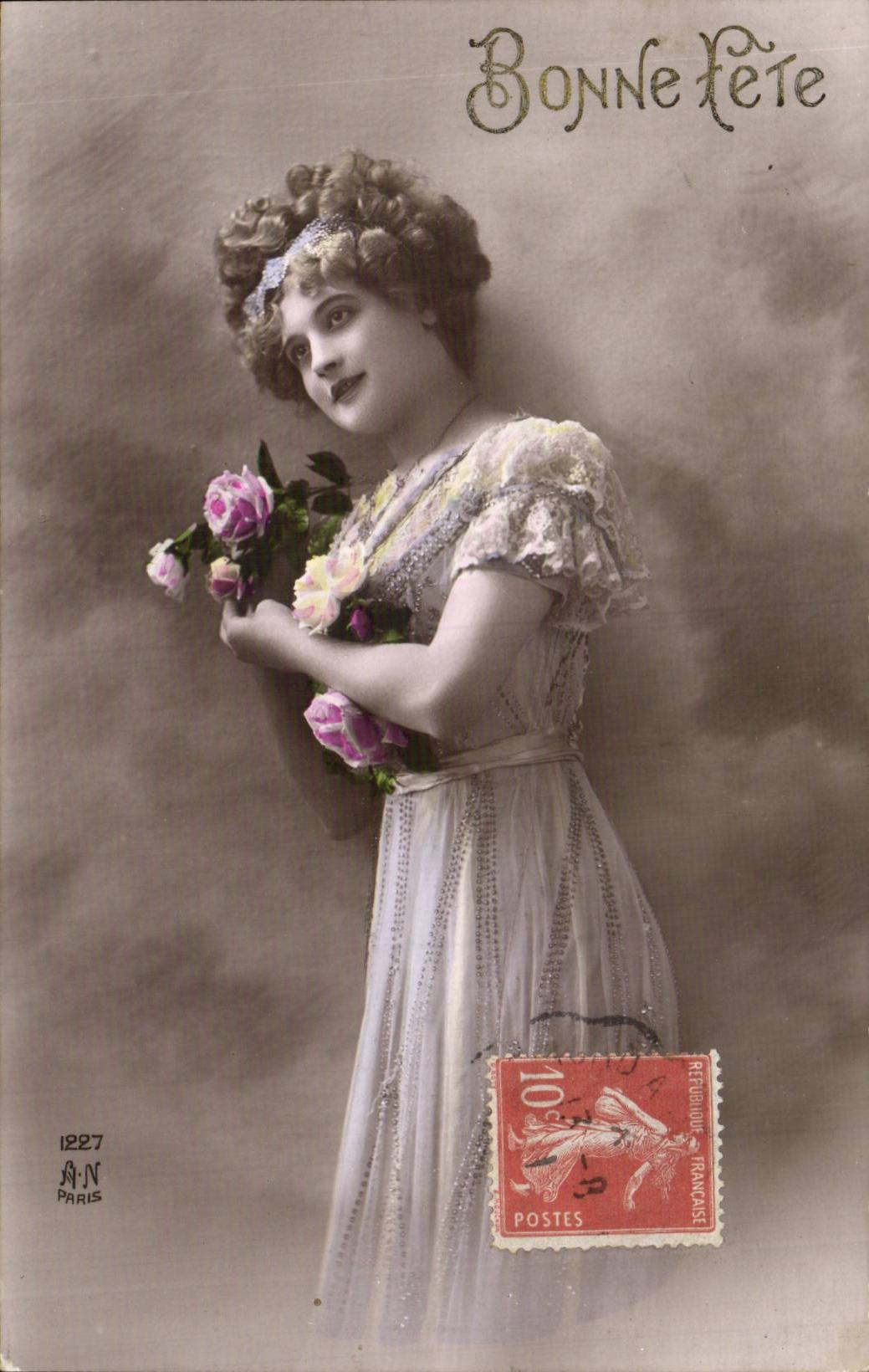 Jeune femme en robe de soirée — tenant un bouquet de roses — éditée par A-N, Paris, n° 1227