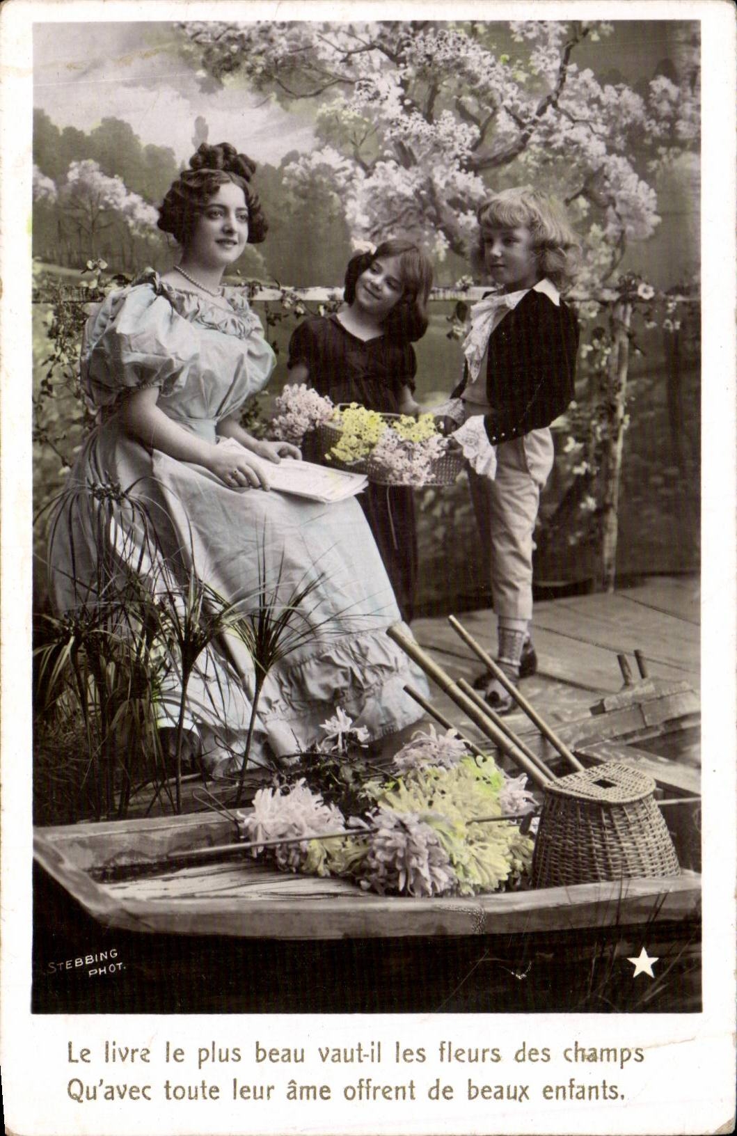 Femme et enfants avec fleurs — Stebbing Phot. — VBC Série N° 3179