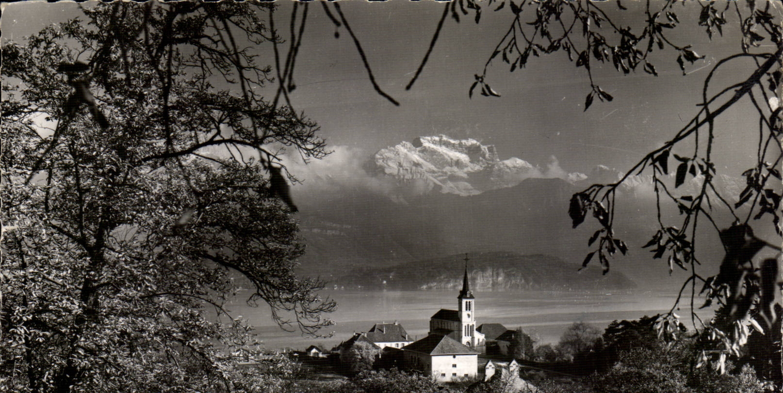 Lac d'Annecy — Échappée sur l'église, le Roc de Chère et la Tournette — Chesseur d'Images Annecy