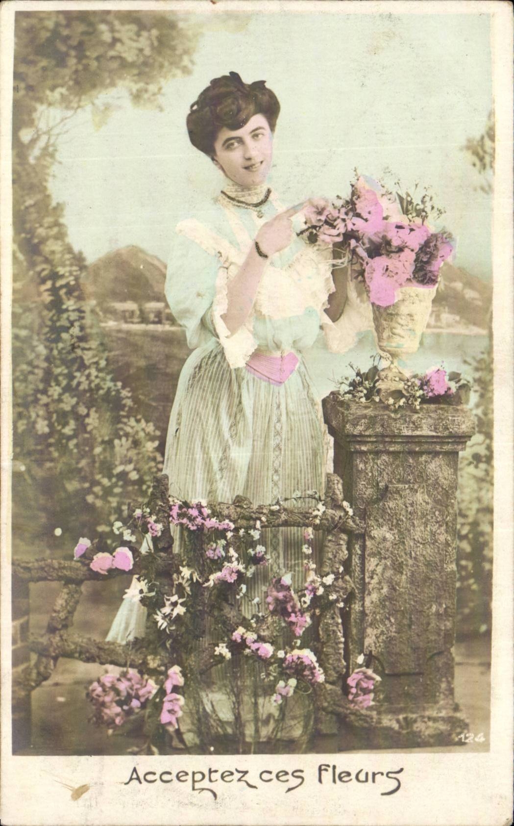 Fantaisie - Femme - Woman with gentle smile - CPA 