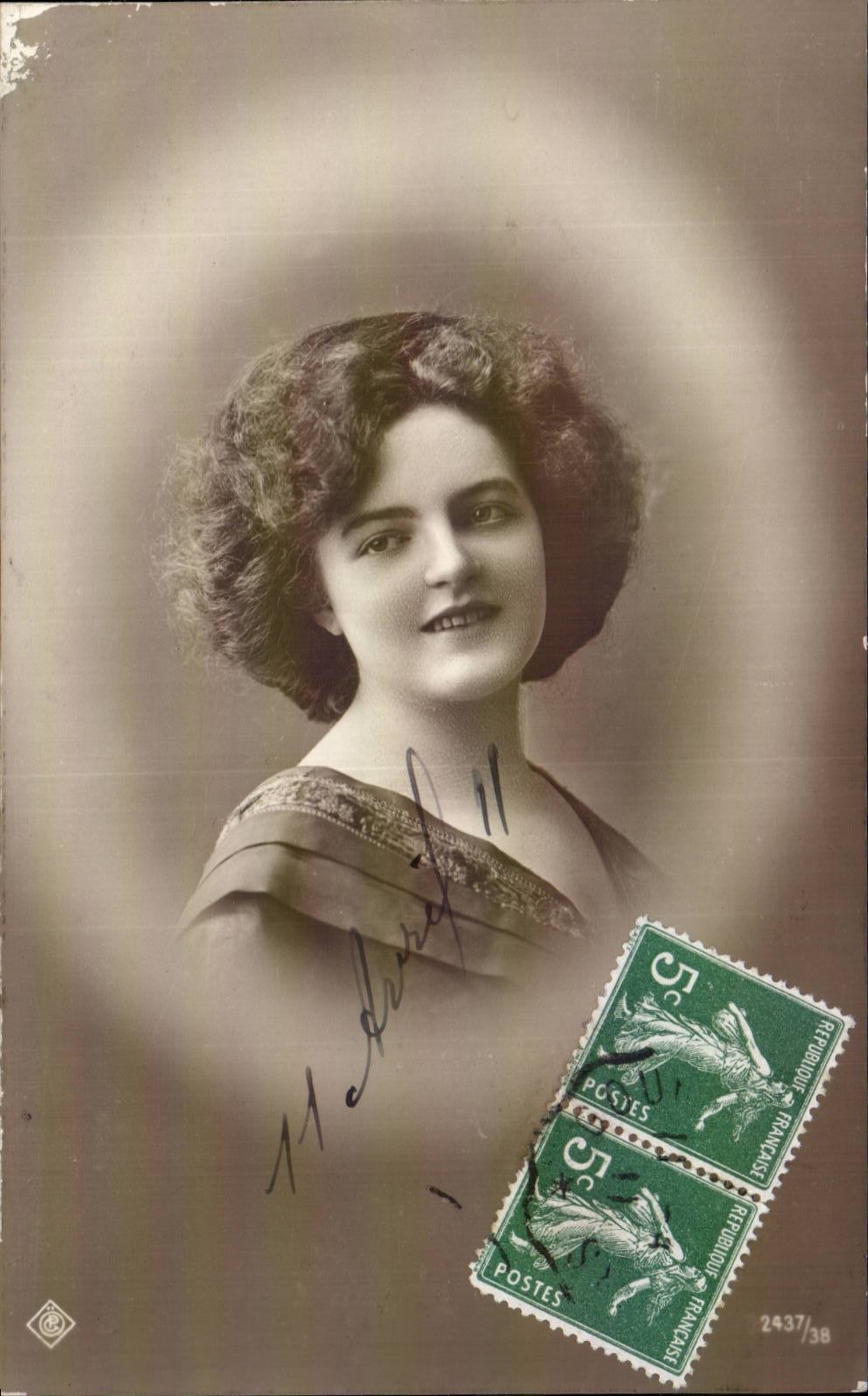 Fantaisie - Femme - Woman in halo frame - CPA 