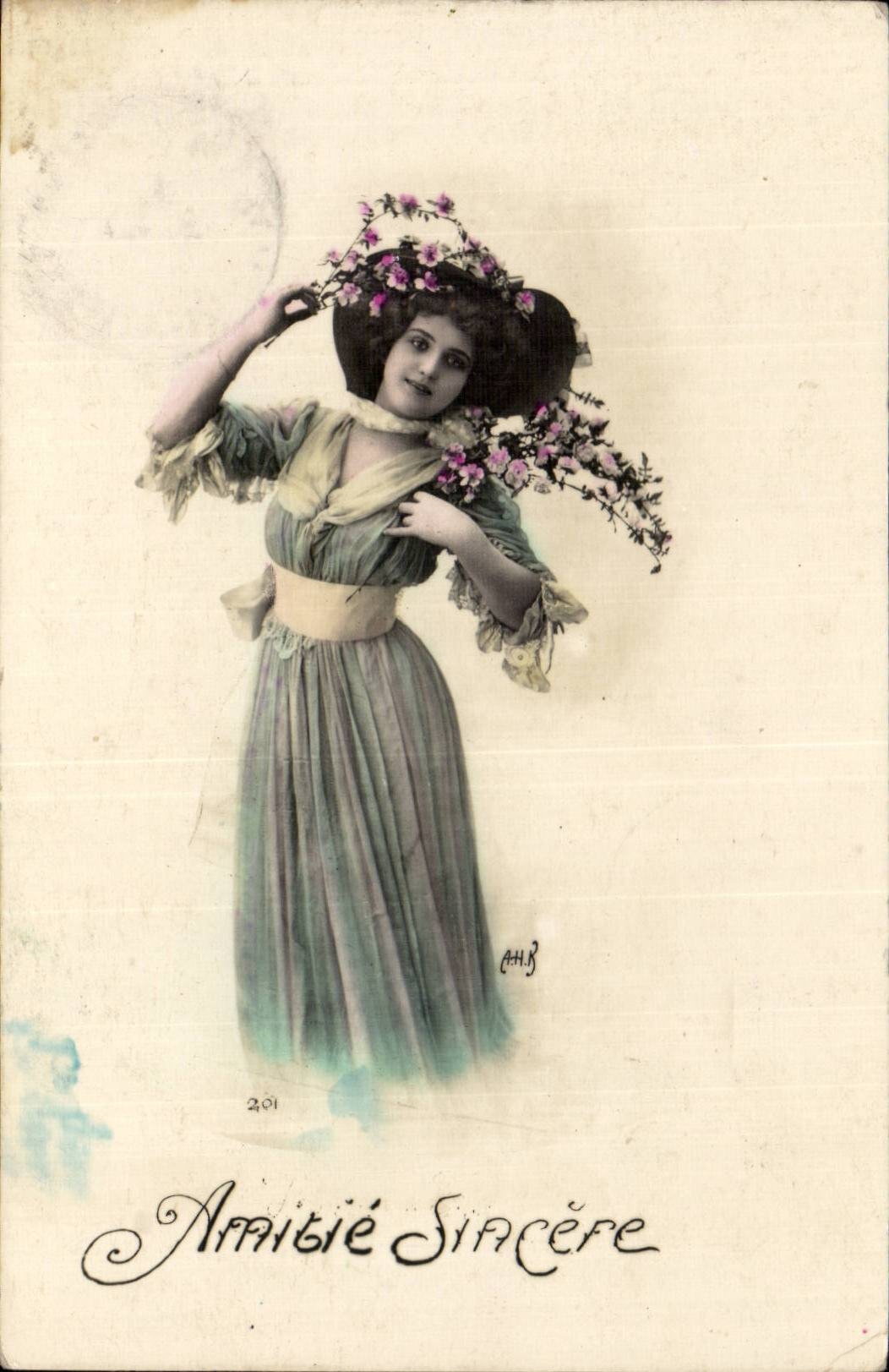 Femme en robe verte avec couronne de fleurs — Amitié Sincère — A.H.B. n°201