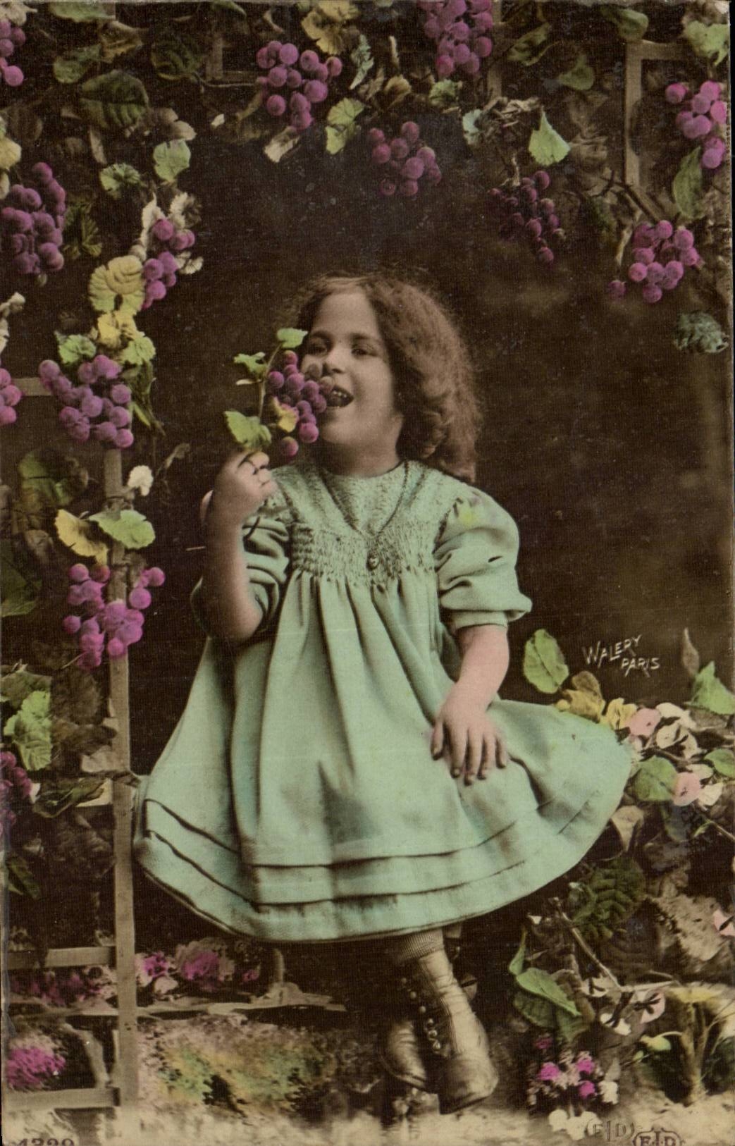 Fantaisie - Enfants - Bonne Annee - Little Girl eating grapes - raisin - CPA 