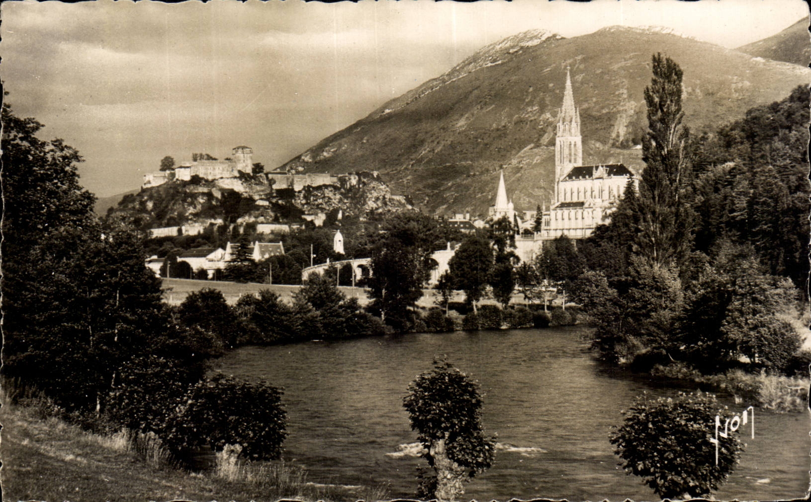 Lourdes - Le Gave de Pau - La Basilique - Le Chateau Fort - CPA 