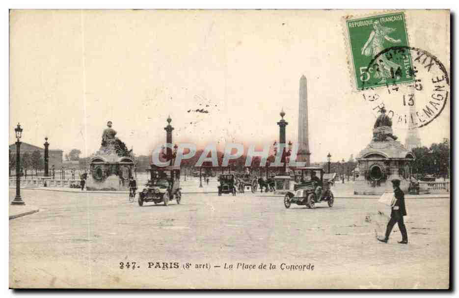 Paris - 8 - Place de la Concorde Tour Eiffel Marchand de journaux Automobile - CPA 