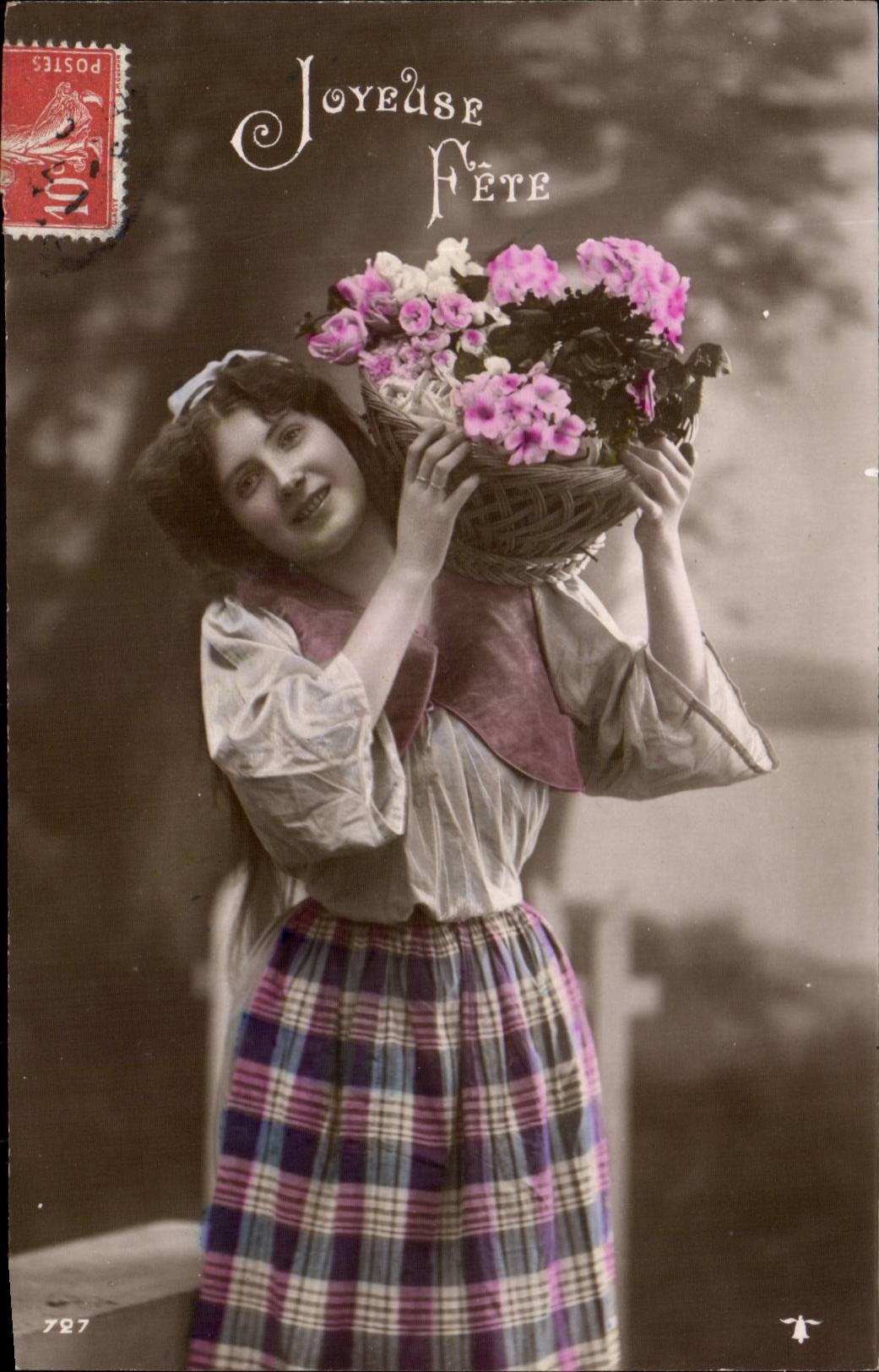 Fantaisie - Femme - Woman holding basket of roses - fleurs - flowers - CPA 