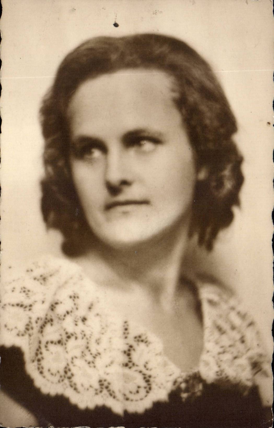 Fantaisie - Femme - Stern looking woman - CPA 
