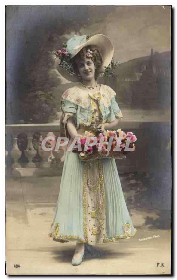 Junge Frau in hellblauer Robe und blumigem Hut — Steedina, Fot. F.K. — Nr. 184